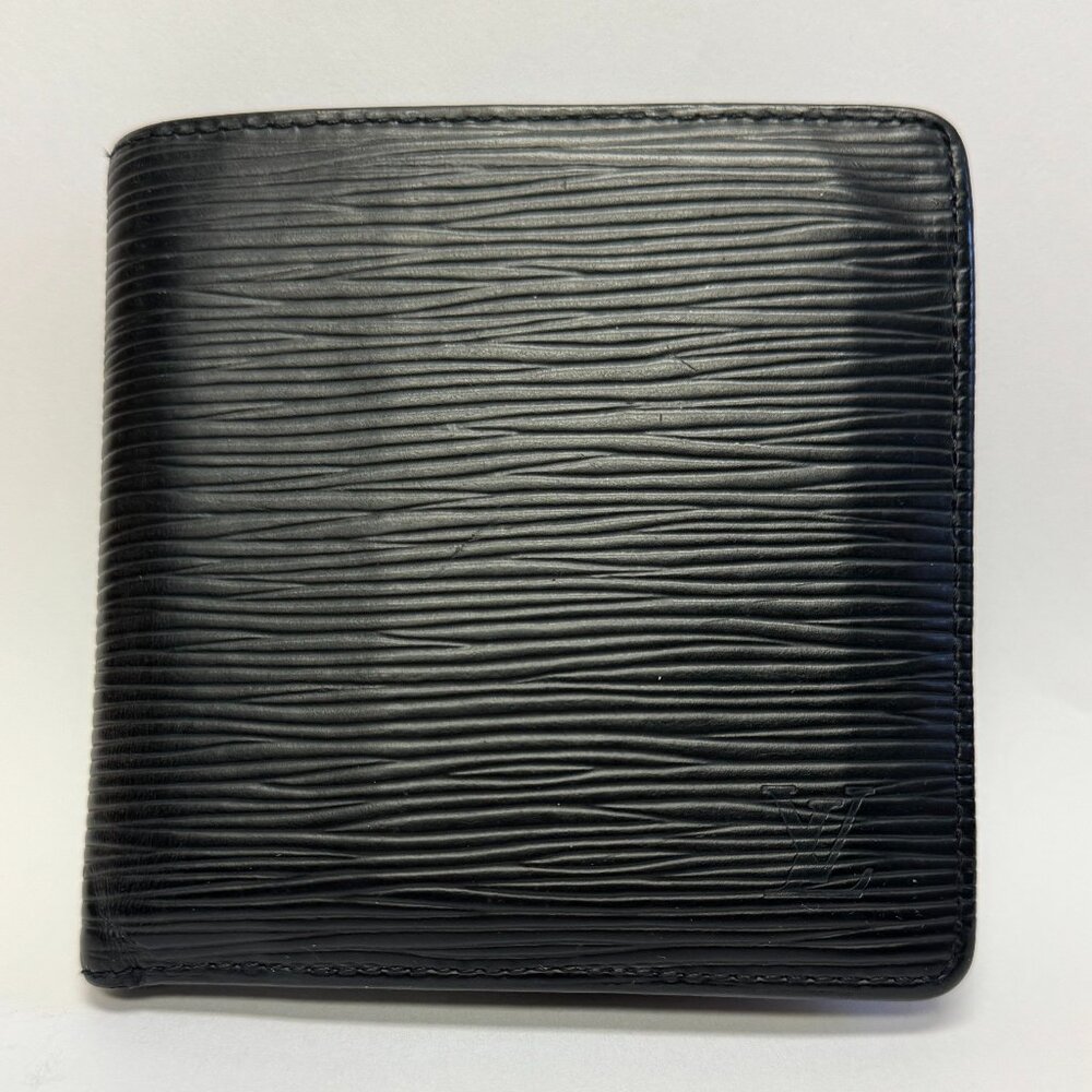 AUTHENTIC MEN’S LOUIS VUITTON BLACK EPI LEATHER PORTEFEIULLE MARCO BIFOLD WALLET